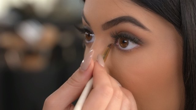 Watch this step by step on how to get the perfect easy smokey eye by @styledbyhr...