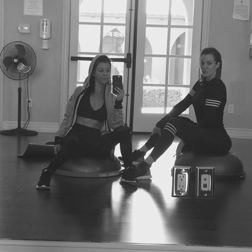 Can you believe my sisters abs?!?!?? I mean...... Ok @kourtneykardash I see you ...