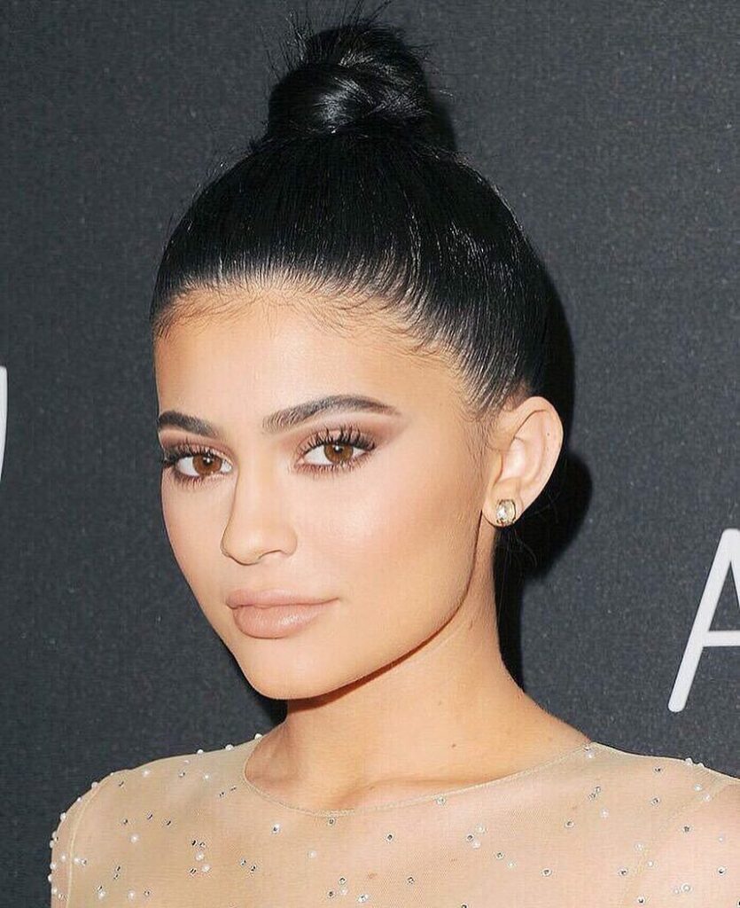 Check out my app for a step by step on recreating this look. Link in bio....