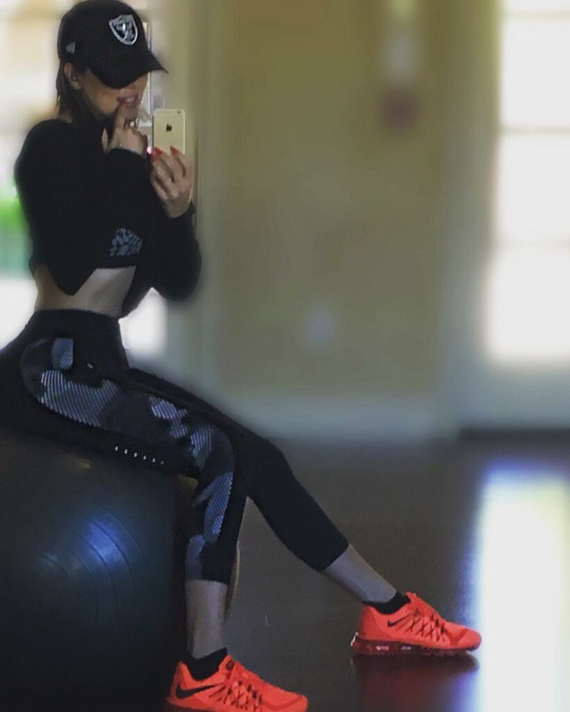 I'm totally sucking in  @kourtneykardash where you at with your slim thick ass?!...