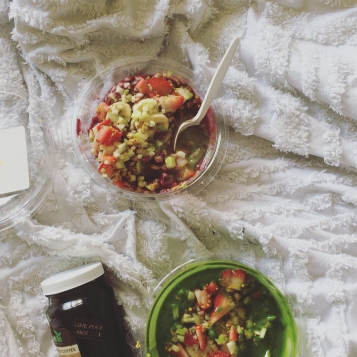 there's a strong correlation between delivery apps and breakfast in bed...