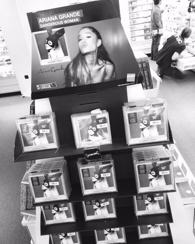 ♡ ♡ ♡ #DangerousWoman out now ♡ ♡ ♡ ...
