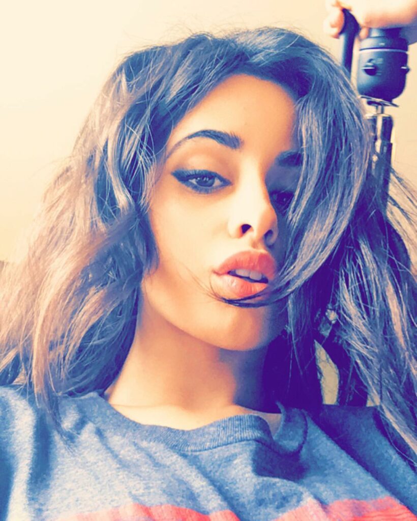 #selfiesforcamila
-19 -Cuban mexican
-blood is 99% 
-can't ride a 2 wheeler bicy...