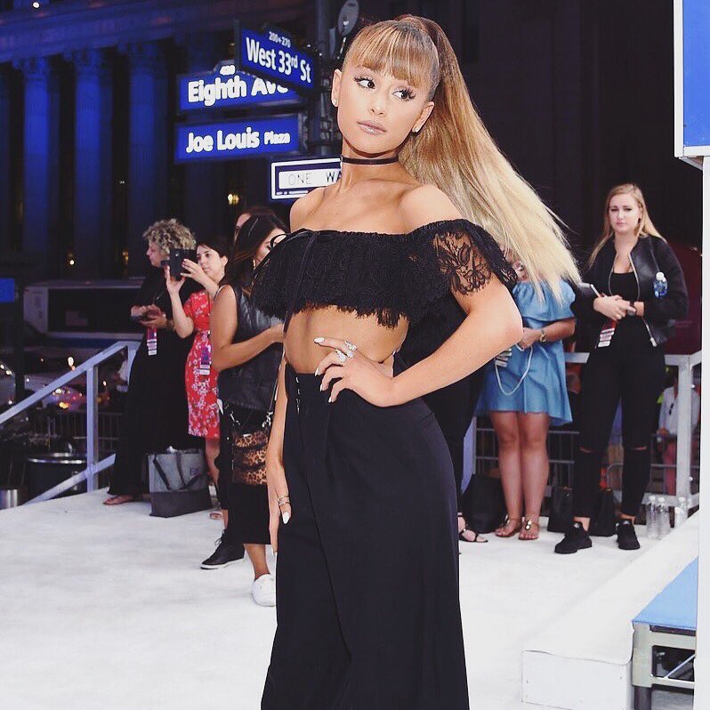 see youu standin over there witcha body  ♡  #SideToSide...