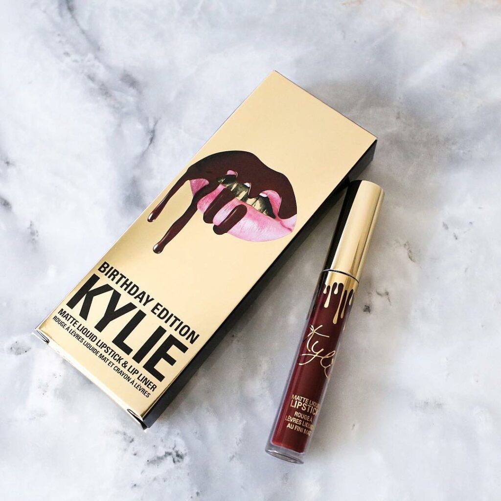 wearing my Leo Lip Kit tonight  @kyliecosmetics #birthdayedition available tomor...