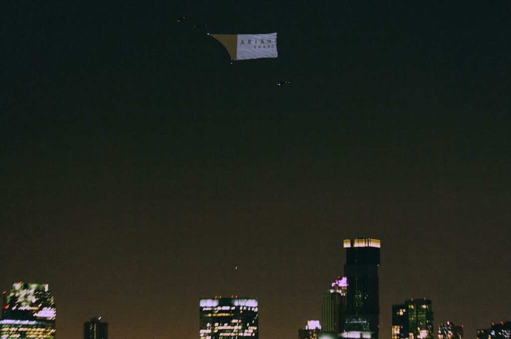 #VMAs performance announcement over the Hudson River tonight  thank you @mtv ♡
@...