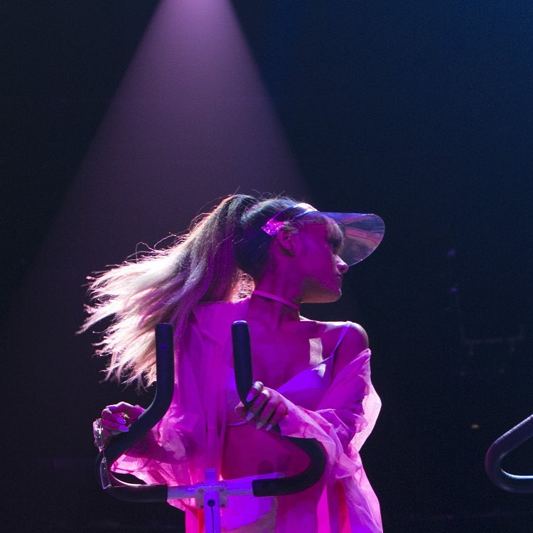 ♡ #SideToSide...