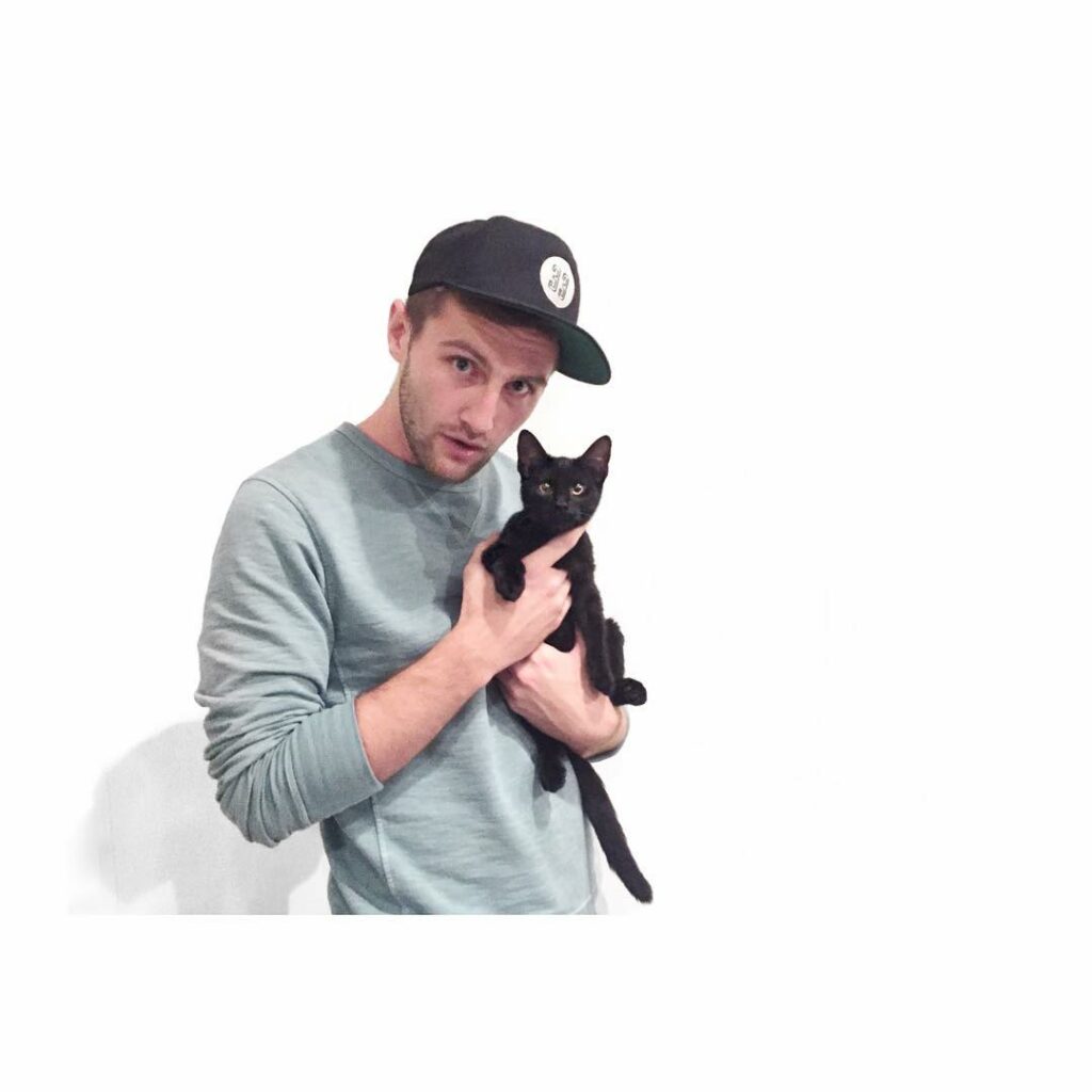 I AM LITERALLY GIVING KITTENS AWAY . 
WHAT A TIME TO BE ALIVE...