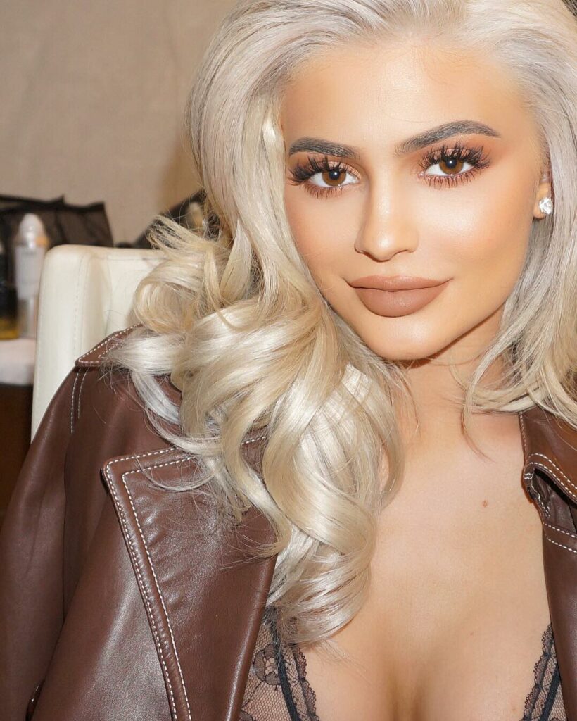 @makeupbyariel @kyliecosmetics...