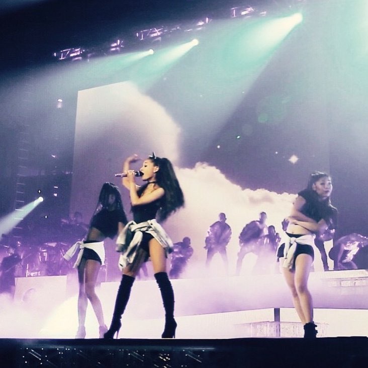 when i had the time of my life on the honeymoon tour. ♡ come to the @dangerouswo...
