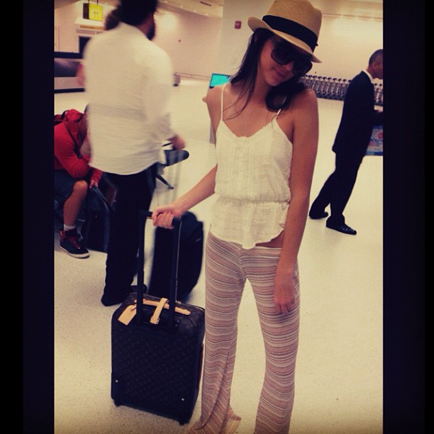 my airport outfit earlier! looking like I'm going to the Caribbean....I wish! ...