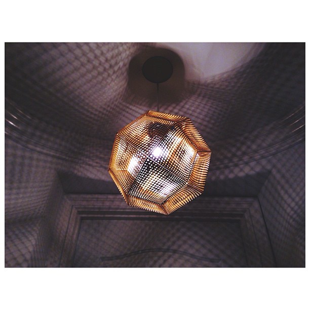 love this light in @kourtneykardash 's house ...