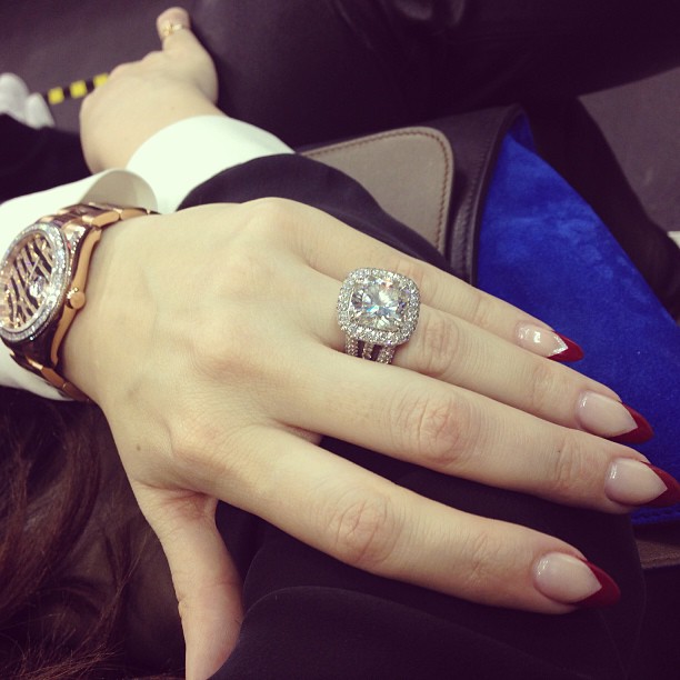 prettiest hands in the fam duh  @khloekardashian...