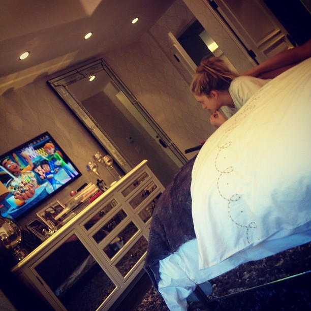 stas watching cartoons @stassiebabeyy...