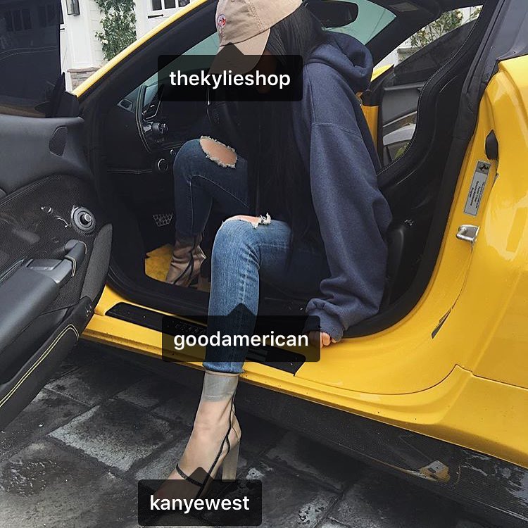 I see you @kyliejenner!!!! In your Good American blues!!...