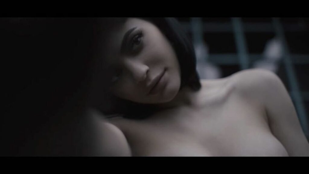 @kendallandkylie 10 minutes Kendall-Kylie.com...