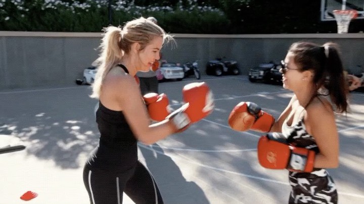 West coast, tune in to E! at 9pm for a brand new #KUWTK!!...