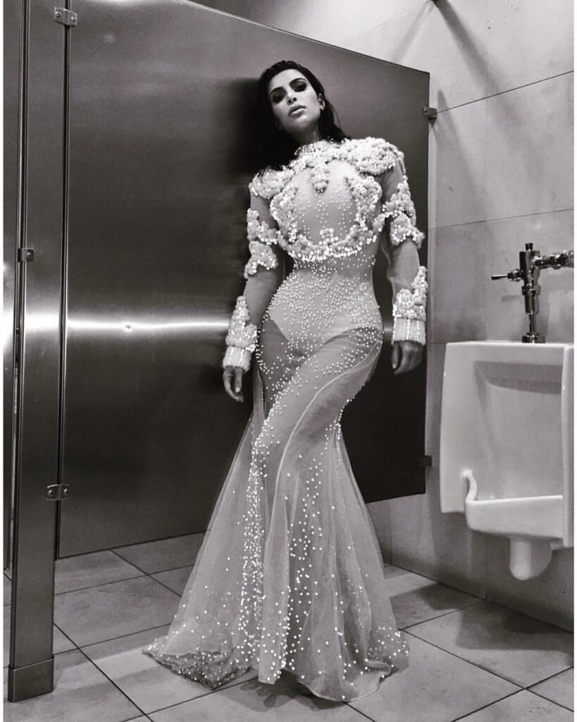 Come and meet me in the bathroom staaaaallllll  @mertalas...