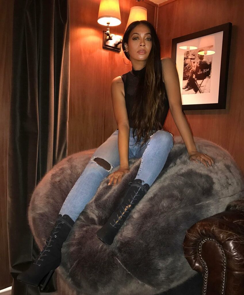 She's a bad one!!! @lala is rocking the hell out of those Good American jeans! ...