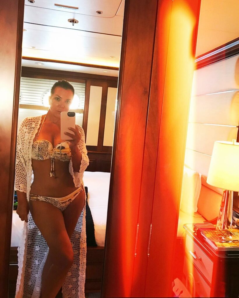 Kris Jenner looking like a snack!  I see you mommy! #6KidsAndBad!...