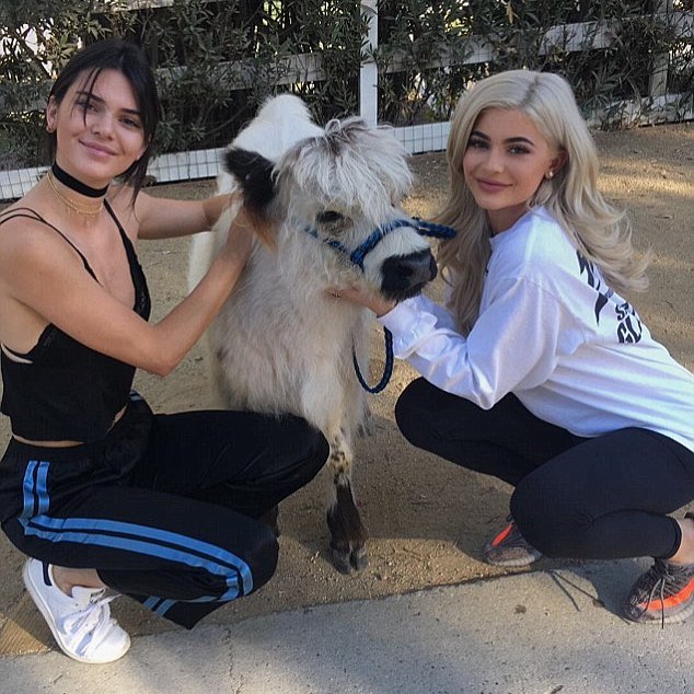All new #LifeOfKylie airs tonight so I thought I'd throw it back to me and kenda...
