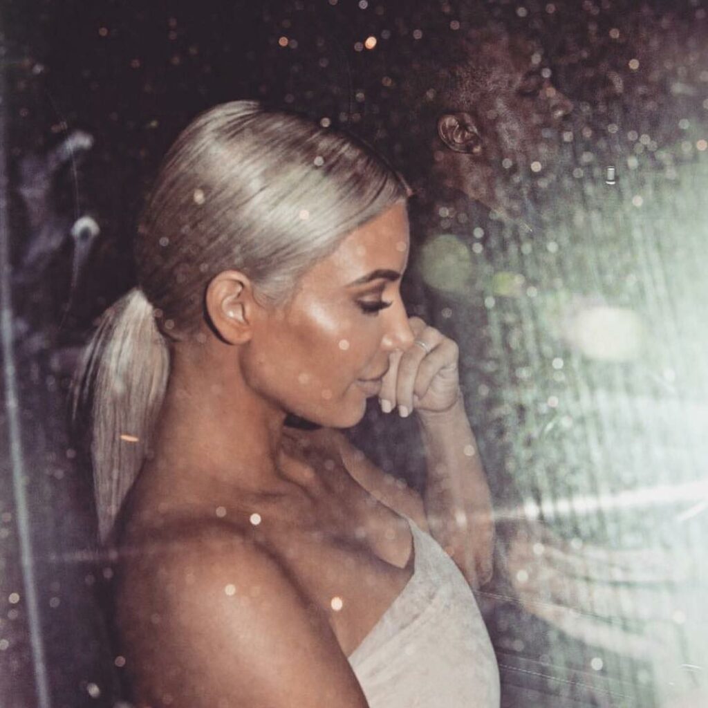 That highlighter though.... Medium Kit on kkwbeauty.com @kkwbeauty...