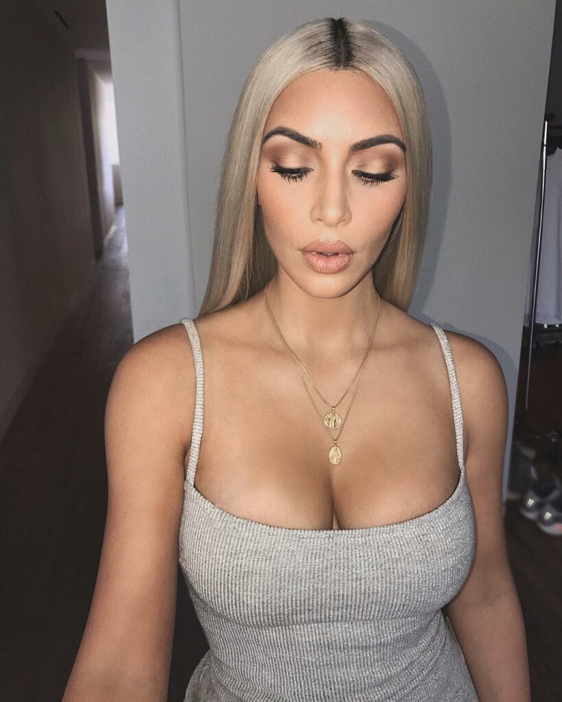 Love this glam! @makeupbymario used the @kkwbeauty dark & light Powder Contour &...