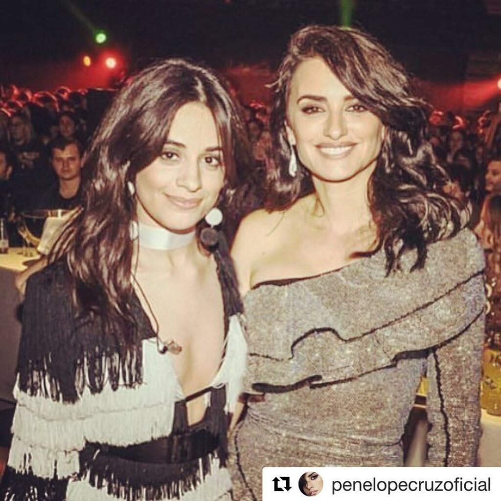 GUYS I HAVE A CONFESSION I HAVE ANOTHER SISTER.... i love you Penelope @penelope...