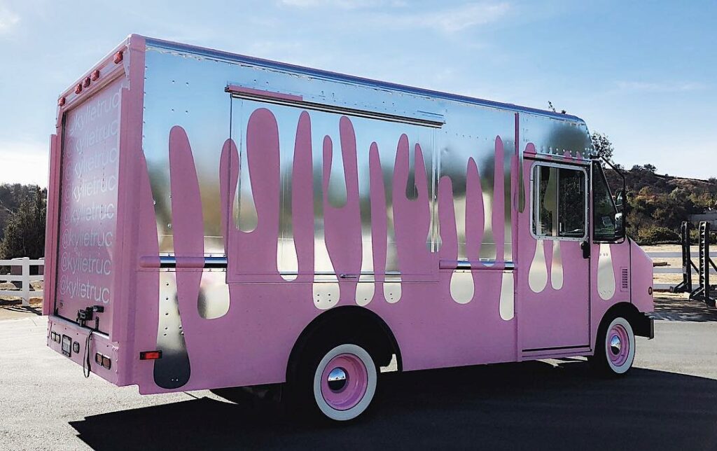 welcome the @kylietruck to the @kyliecosmetics family! First stop .. @TheGroveLA...
