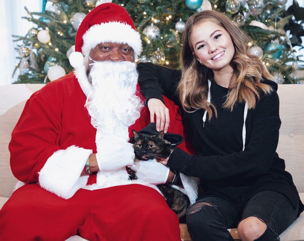 Ur moms met Father Christmas and his beard is real...