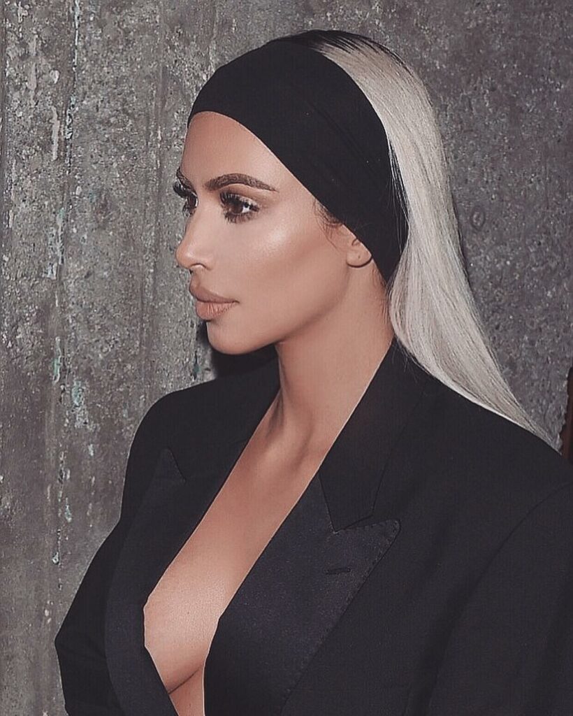 The other night we used @kkwbeauty powder contour & highlighter in medium...