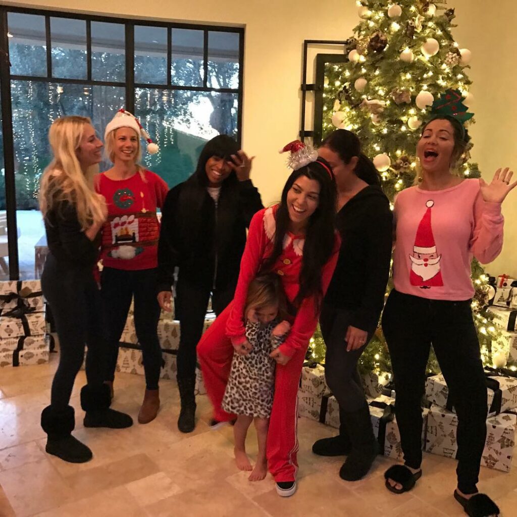 Festive moms VS chic moms......