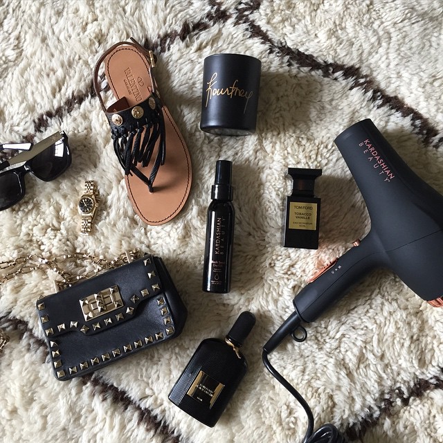 Black and gold! #kardashianbeautyhair #kardashiankollection #valentino #tomford ...