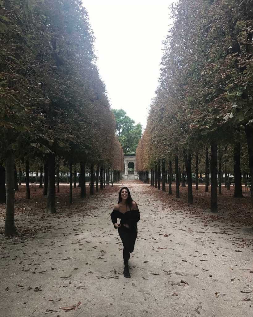 looking for a hot tour guide to show me around...