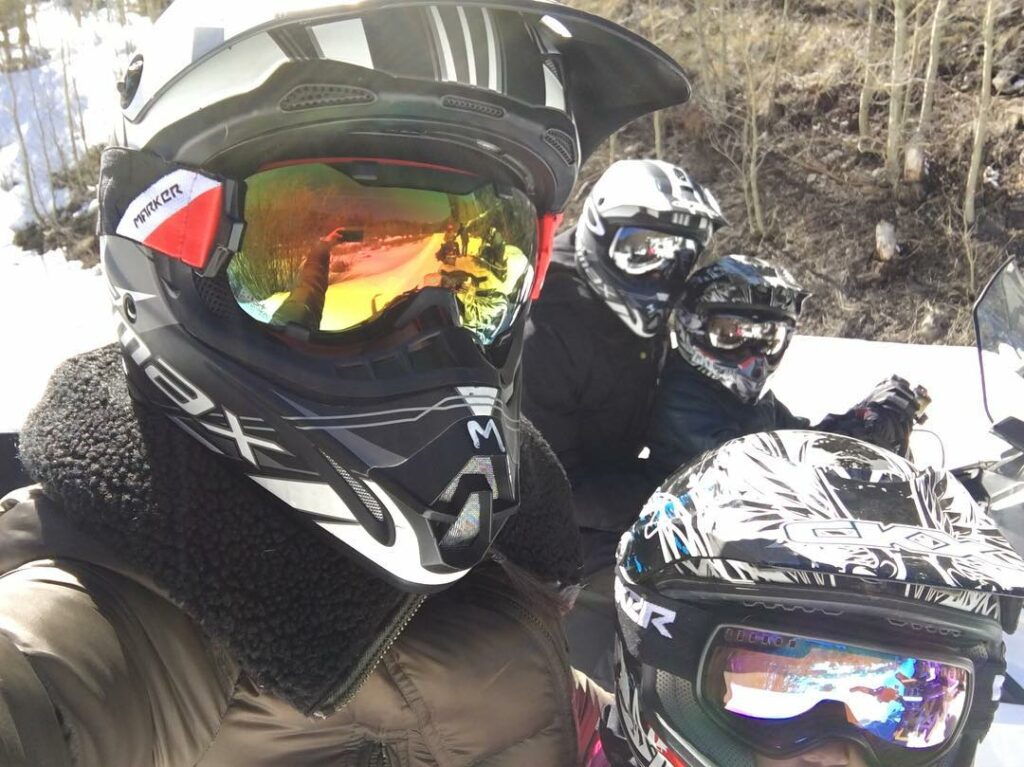 Familia snowmobiling....