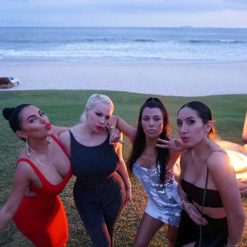 besitos from me, jen and two jessica rabbits...