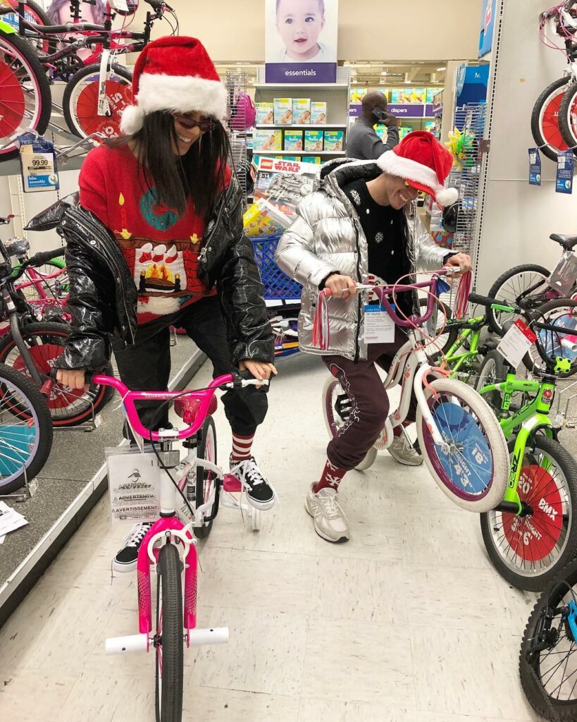 Shoutout to our fellow Toys ”R” Us shopper for the photo shoot...