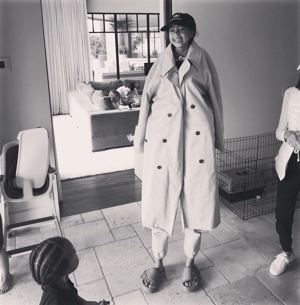 A really tall lady showed up to Kourts house on Mother’s Day ...