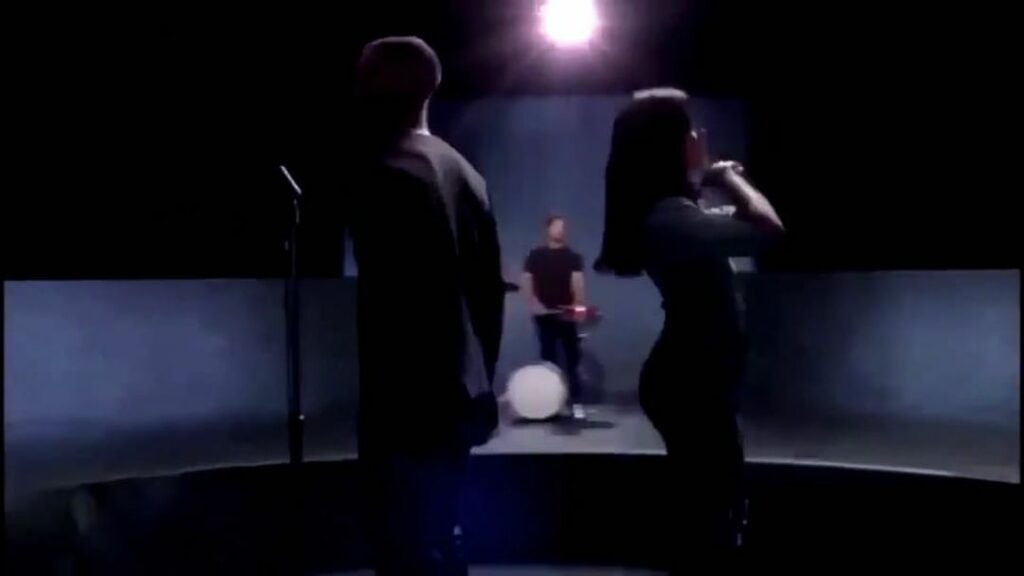 ‪WOW WOW WOW I’VE HAD THIS SONG IN MY HEAD THE ENTIRE DAY. this was really cool ...