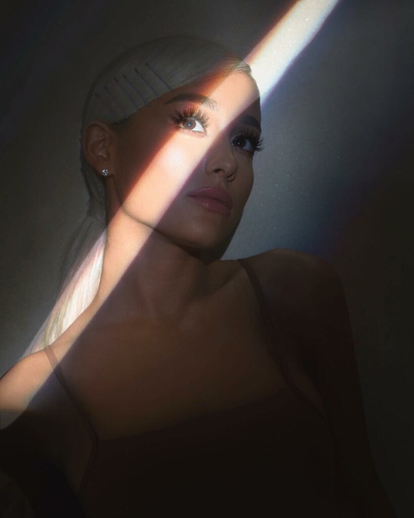 ɹǝuǝʇǝǝʍs  preorder arianagrande.lnk.to/sweetener...