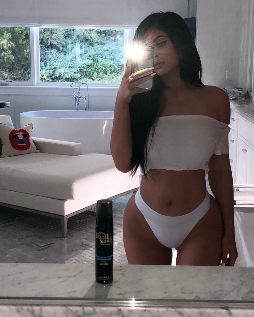 My new favorite at home self tan all the way from Australia @bondisands #ad...