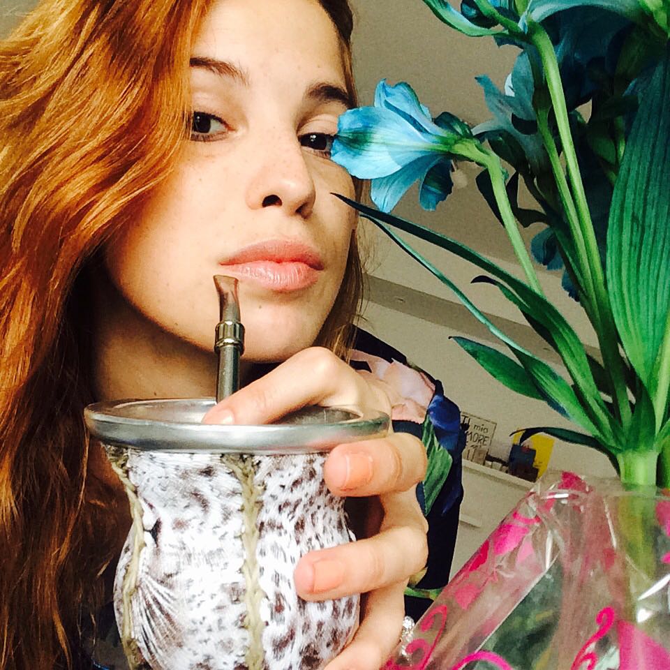 Hola Buenos Aires te extrañe. Mi novio me recibe con flores  yo tomo mate que lo...