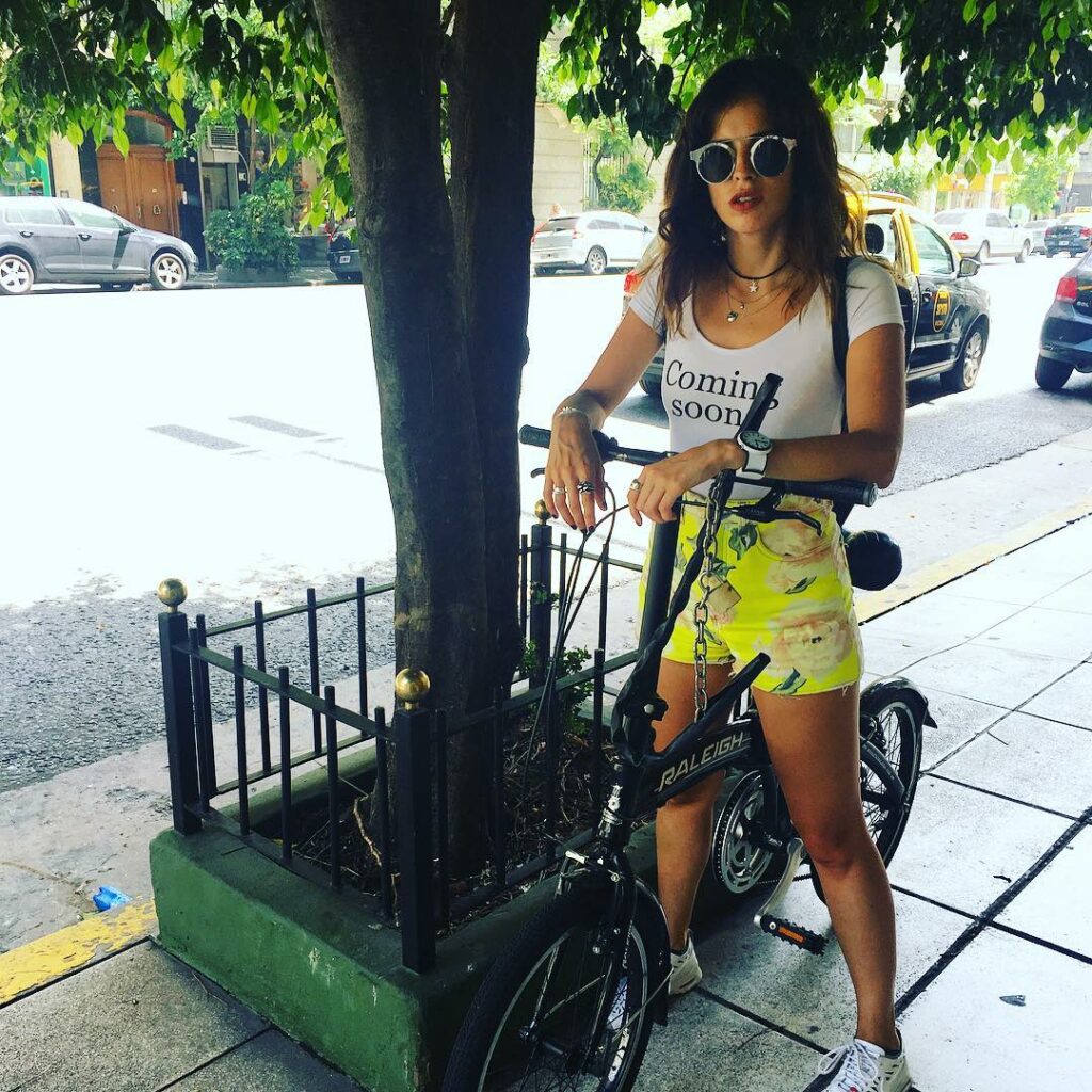 Ella es mi mejor amiga la bici , me lleva de acá para allá evitando el tráfico !...
