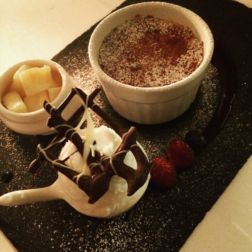 Y así nos damos el gusto con mamá ! Crémebrule, con helado de  y  ! Increíble !...