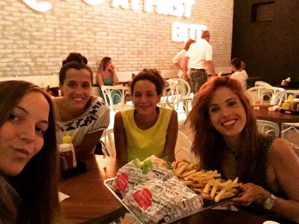 Noche de amigas en @theburgercobsas ...