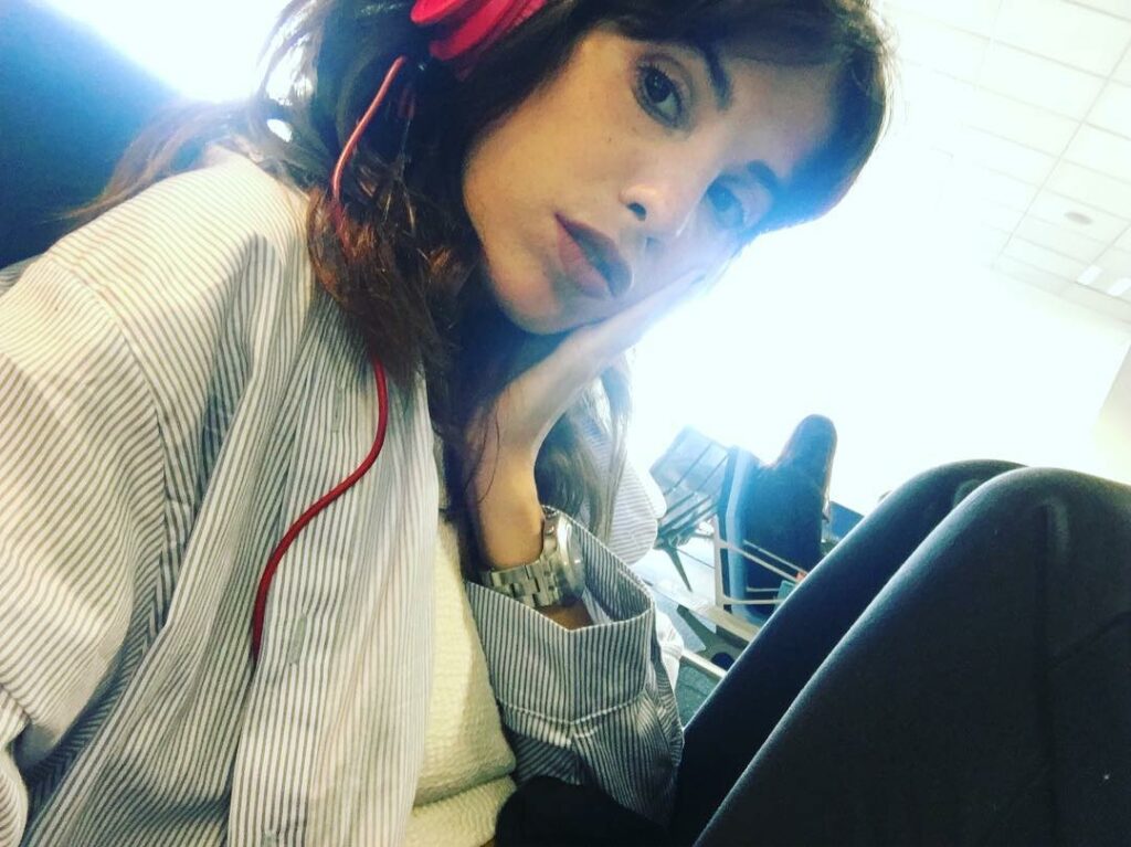 Buen Día amigos ! Así ando yo en la famosa espera del aeropuerto! Escuchando bue...