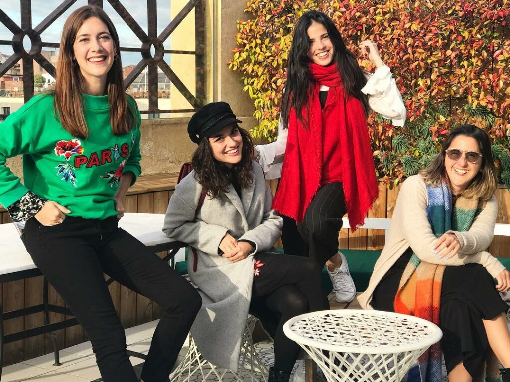 Felices las 4  Que lindo equipo se armo para venir a Barna  Un éxito total! list...