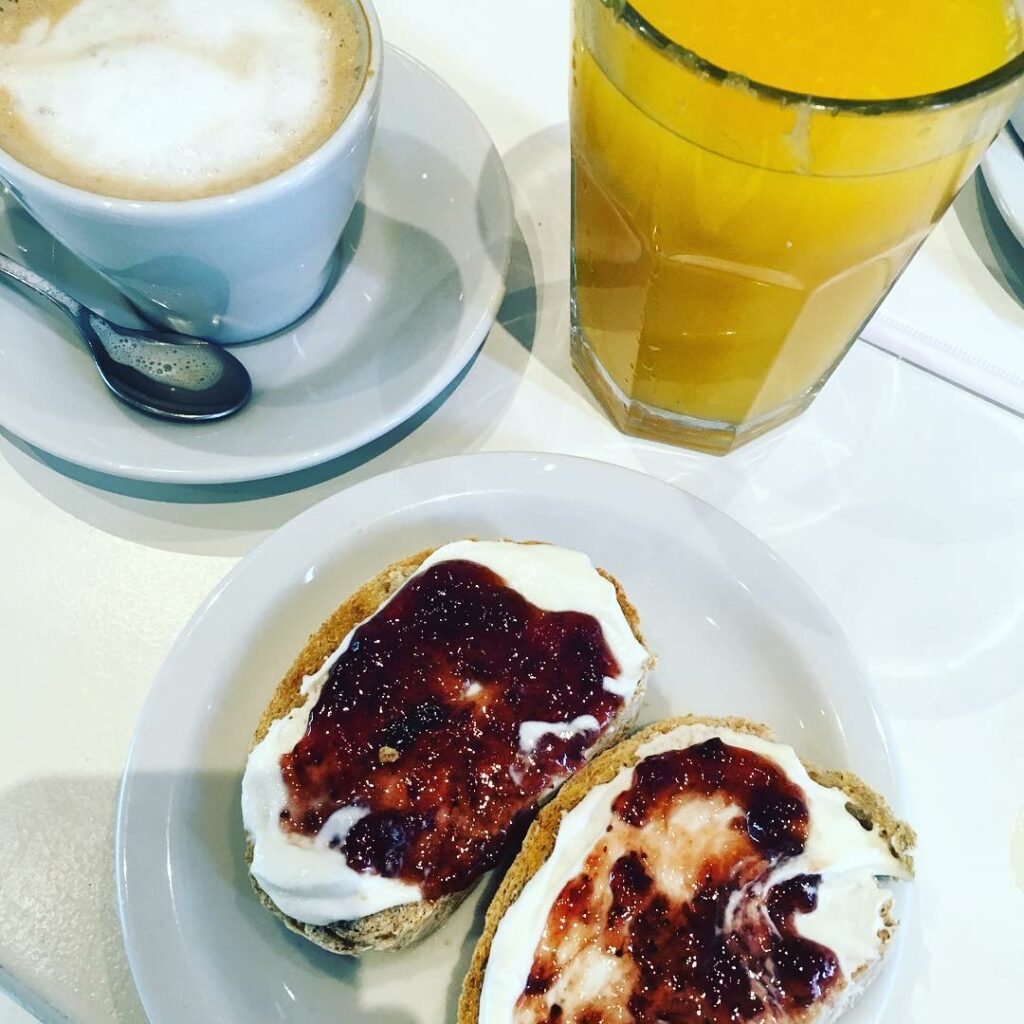 Oh yeah !!!! Desayunando! ...