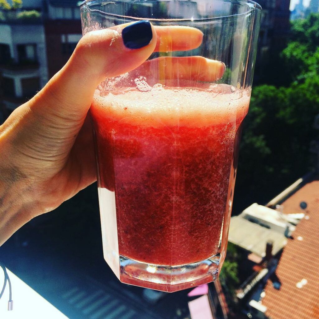 Buen día ! Así arrancó mi día! Licuado de frutilla y naranja!  deliiiicioso ...