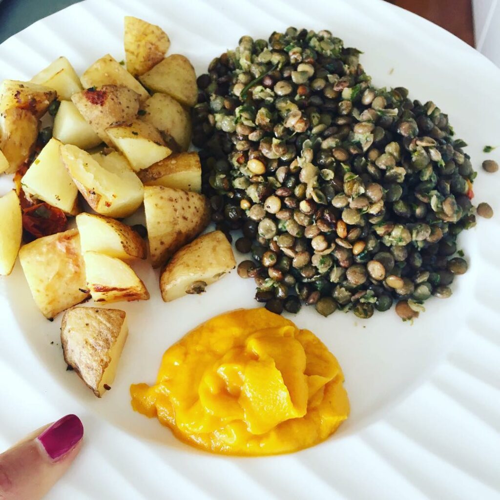 Almuerzo listo de la mano de @tucocatering  Sano y rico! 
 Lentejas sálteadas  P...